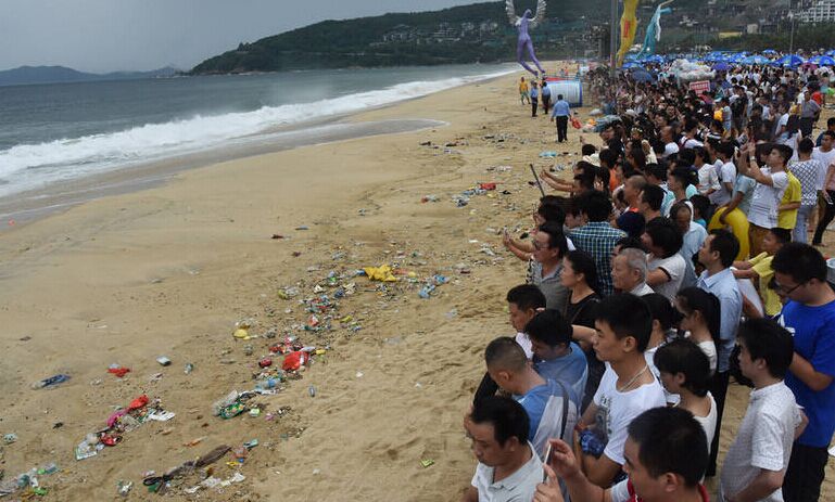 沙滩成了垃圾堆 游客垃圾旁淡定看海